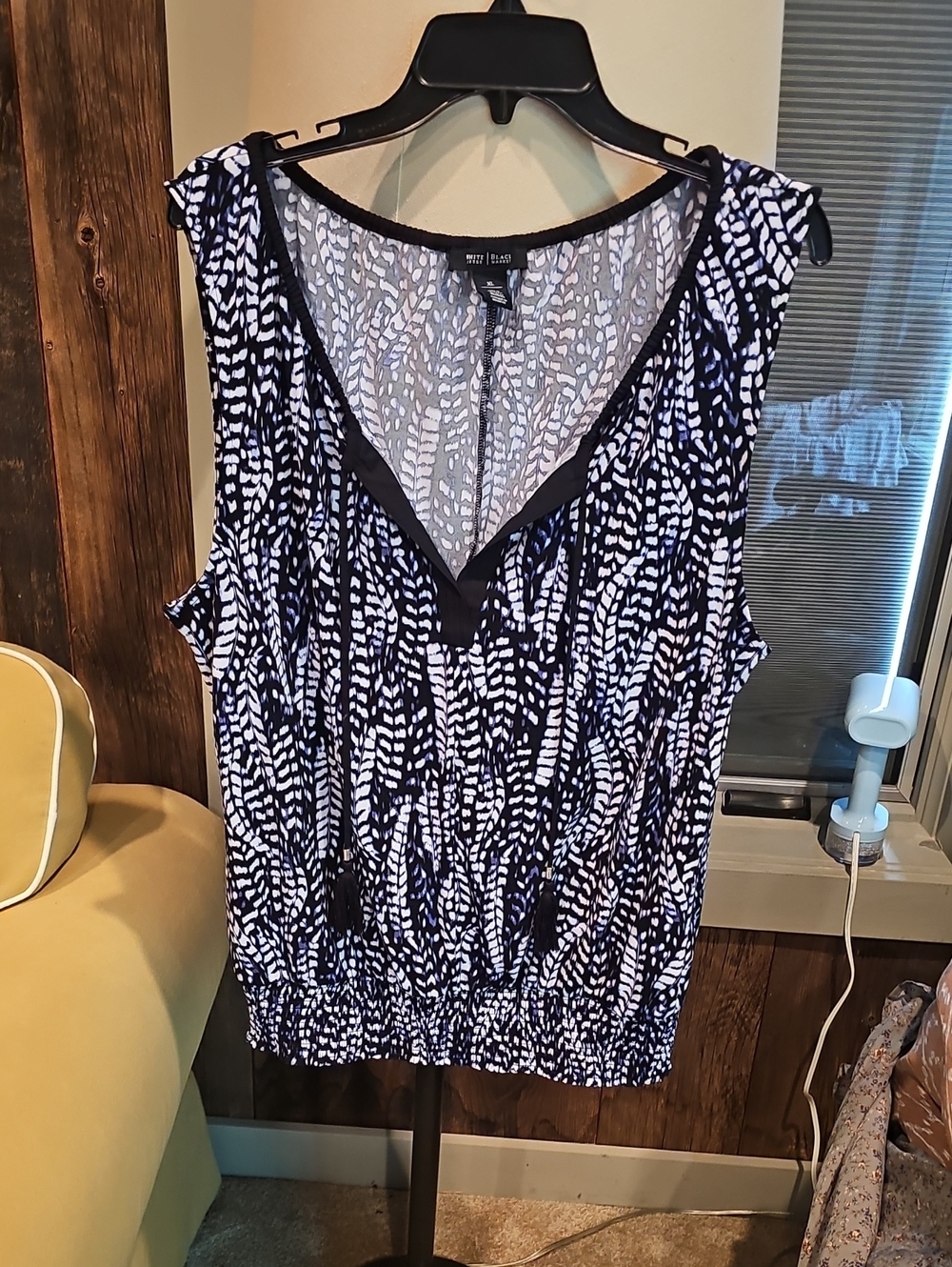 White House Black Market Navy and White Patterned V-Neck Sleeveless Top